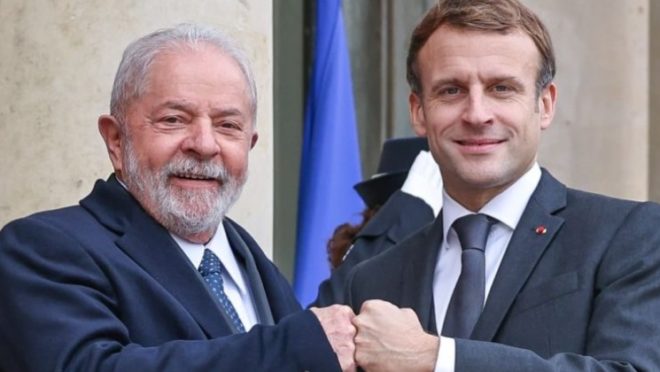 Tarifaço dos EUA provoca resposta irônica da Embaixada França em apoio ao Brasil