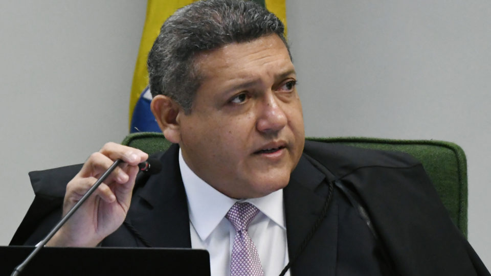 STF interrompe julgamento sobre presença de crianças em paradas gay