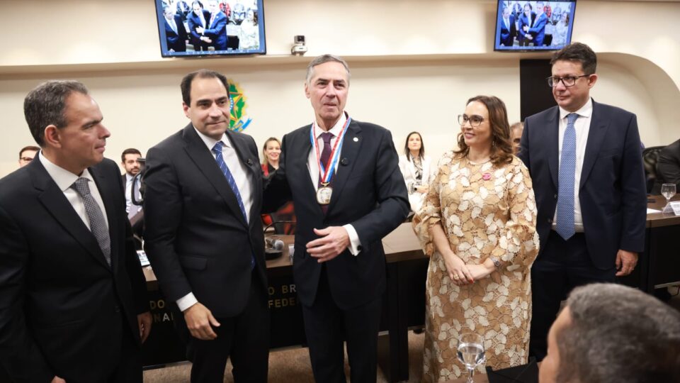 Presidente do STF recebe honraria da OAB dedicada aos que fortalecem a democracia