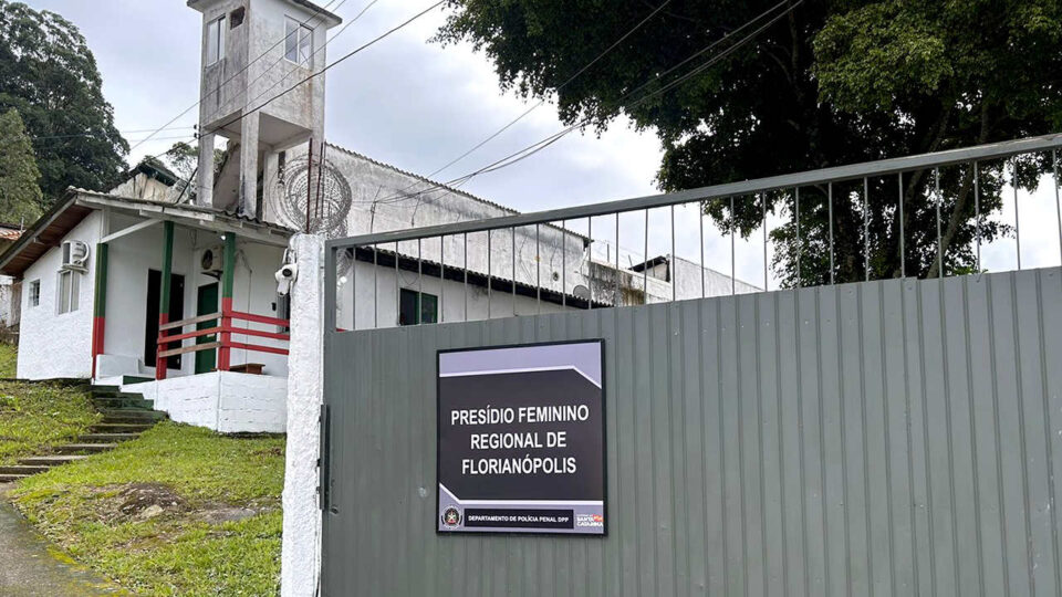 Idosa é agredida em presídio após ser identificada por envolvimento no 8 de janeiro