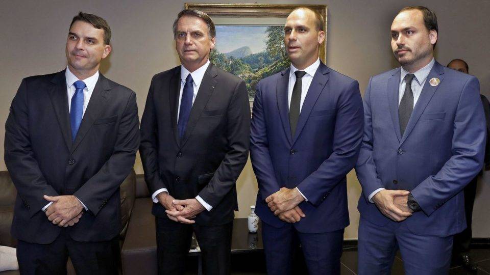Antes de visitar Jair Bolsonaro com outros familiares, Flávio diz que o pai é “preso político”