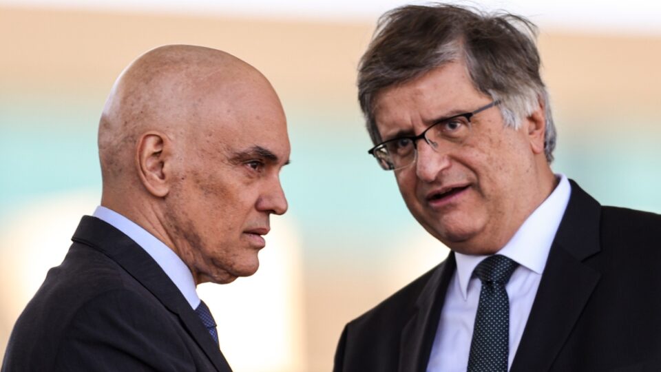 Alexandre de Moraes pede parecer da PGR sobre reforço policial na casa de Jair Bolsonaro