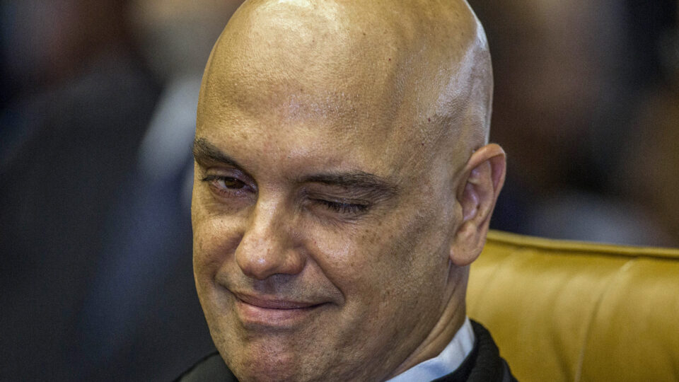 Alexandre de Moraes assina 99% dos mandados em aberto do STF