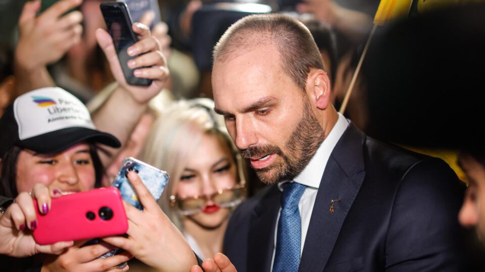 Gestão Trump convida Eduardo Bolsonaro e Paulo Figueiredo para conversas em Washington