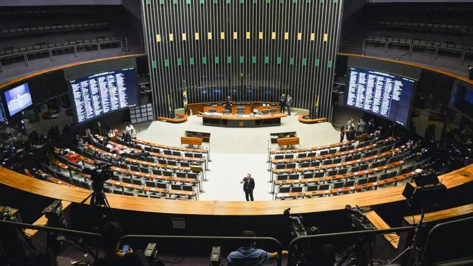 Oposição quer derrubar taxação de ricos e obrigar governo a cortar gastos