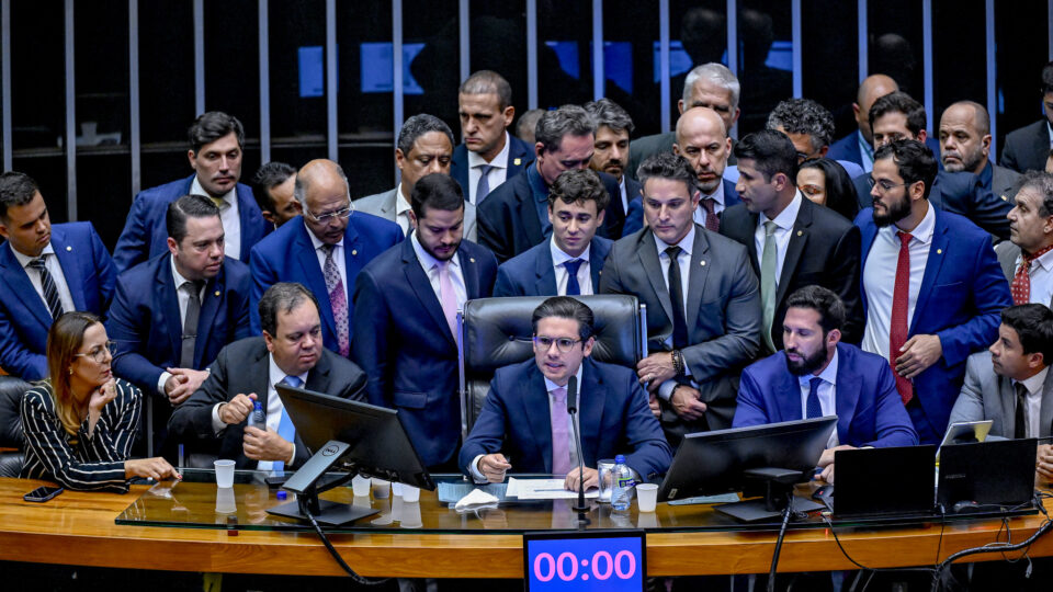 Investigações do STF contra parlamentares fazem apoio ao fim do foro privilegiado crescer na Câmara