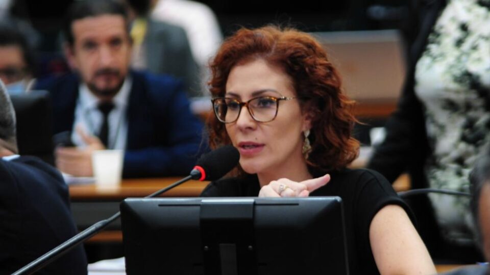 Justiça italiana mantém prisão cautelar de Carla Zambelli e rejeita pedido de prisão domiciliar