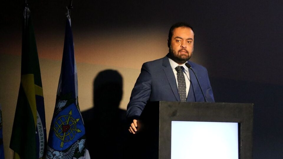 Cláudio Castro canta “Evidências” em evento no Rio com Moraes na plateia