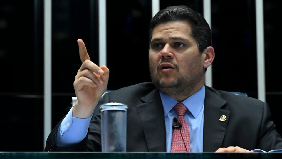 “Parem de criminalizar as emendas parlamentares”, pede Davi Alcolumbre