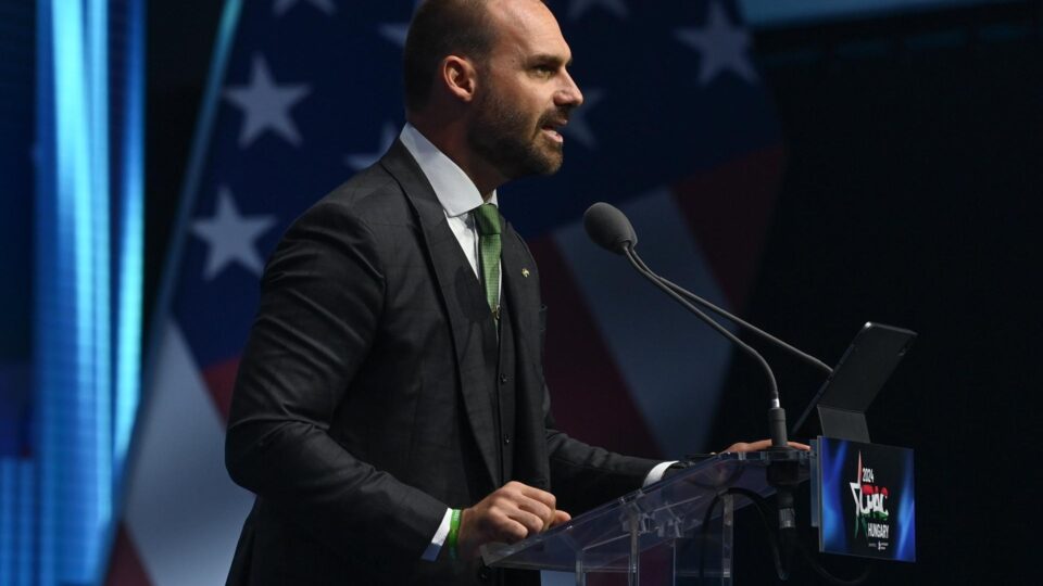 Eduardo Bolsonaro pede à Câmara para atuar dos EUA e alega perseguição política 