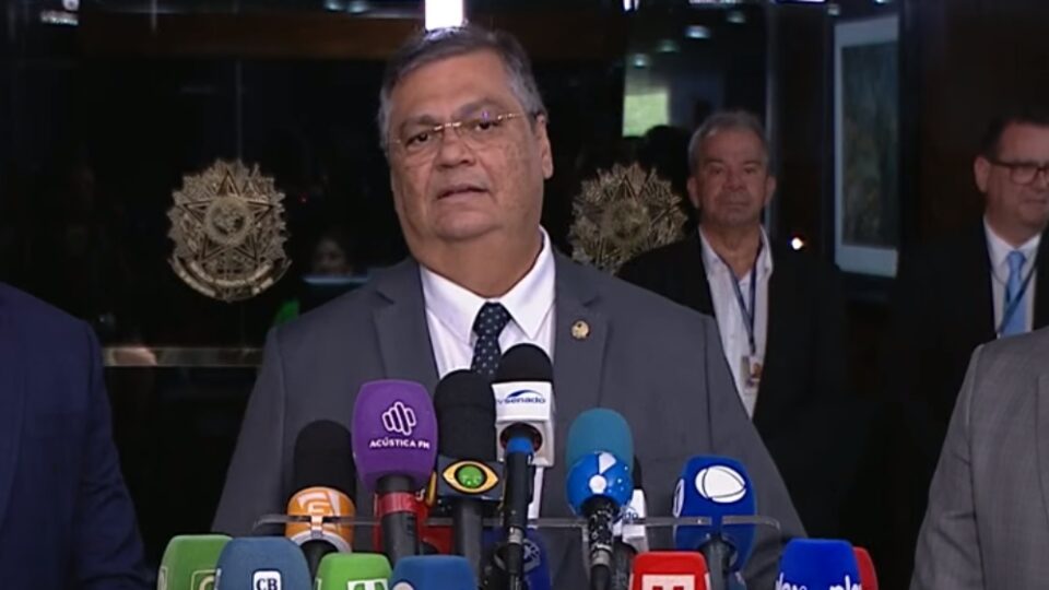 Dino defende decisão contra efeitos da Magnitsky e ignora perdas bilionárias de bancos