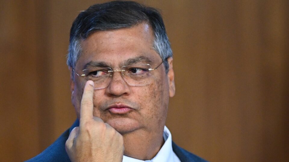 Dino sinaliza discordância com Lei Magnitsky e impede sanções estrangeiras a brasileiros