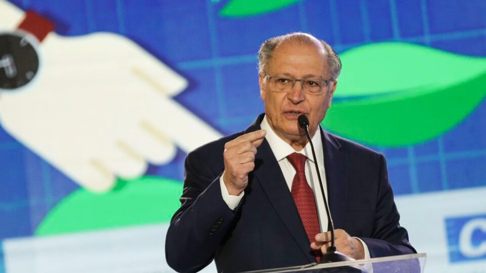 Alckmin diz que “maus brasileiros” trabalham contra o Brasil e que Lula falará com Trump sobre tarifaço