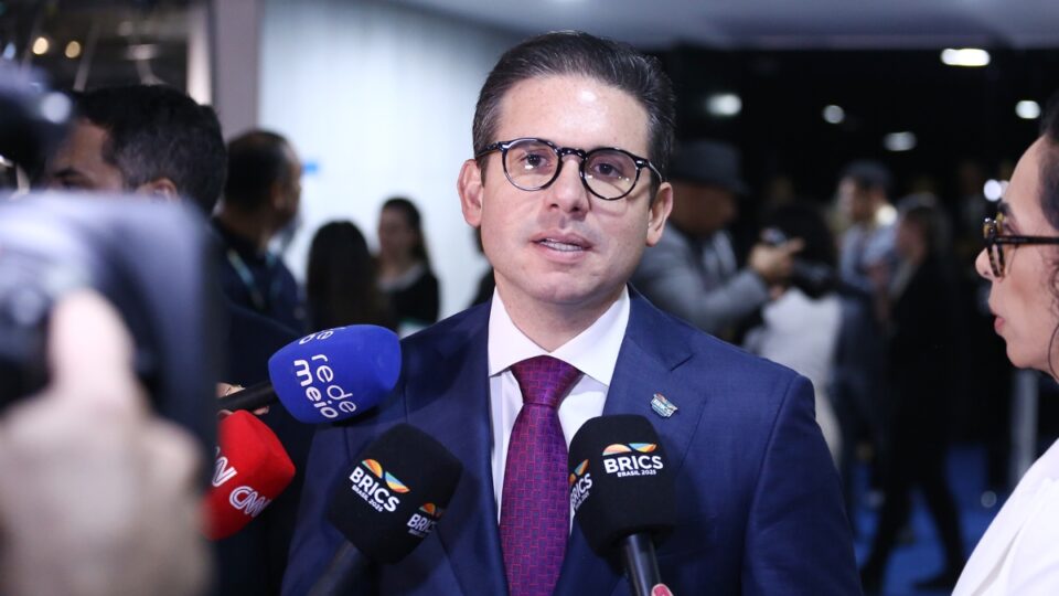 Motta diz que não se afetará por “ameaças” de Eduardo Bolsonaro