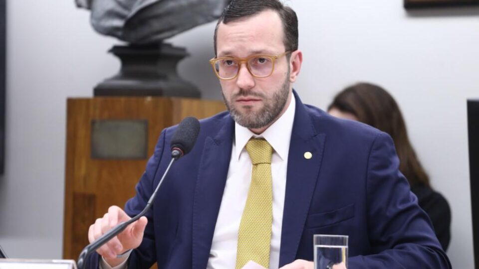 Oposição articula reação a denúncias de Mike Benz e votação de projeto contra repasses estrangeiros