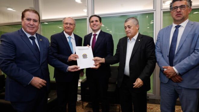 Alckmin pressiona Congresso por pacote de reação ao tarifaço