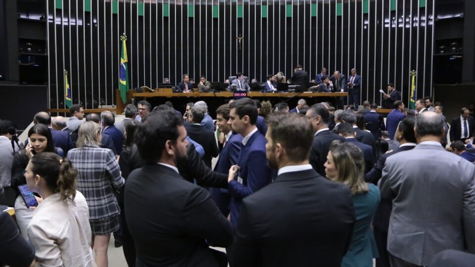 Deputados aprovam PL da Adultização, texto volta ao Senado