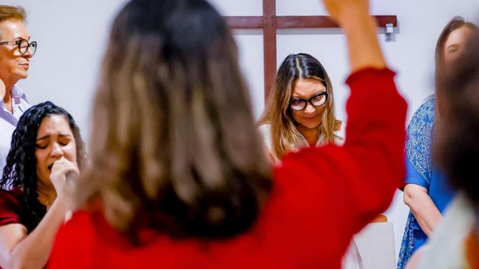 Janja mira evangélicos e intensifica encontros em meio à baixa popularidade de Lula