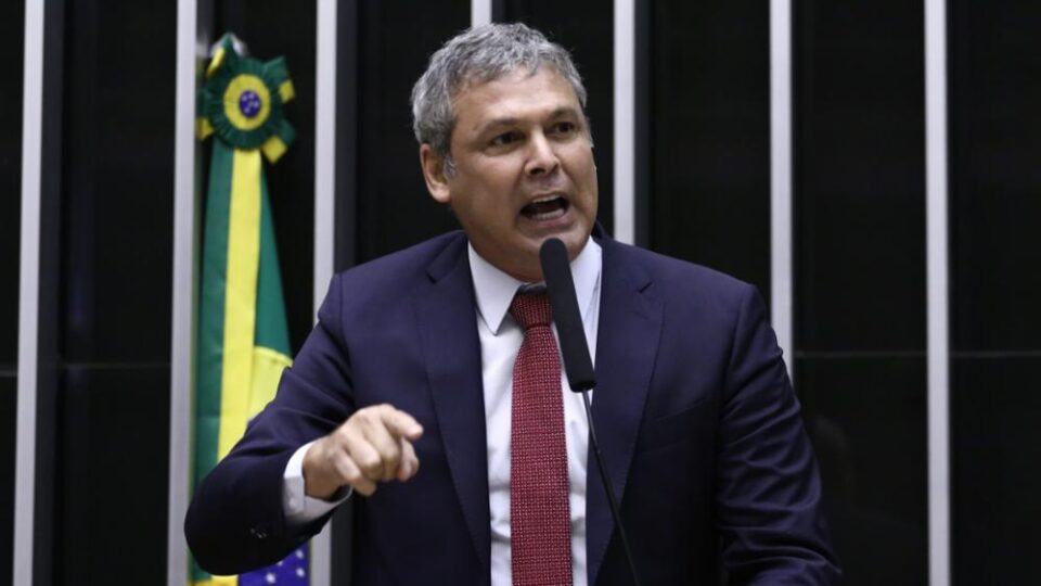 Líder do PT pede à Câmara para bloquear salário e cota de Eduardo Bolsonaro