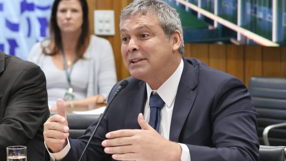 Líder do PT cita “risco de fuga” e pede prisão preventiva de Bolsonaro ao STF