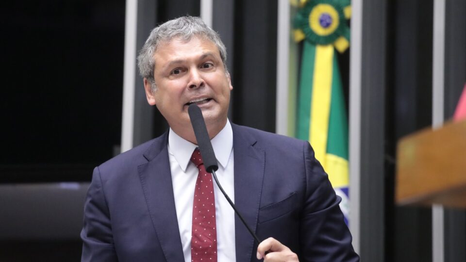 Líder do PT pede bloqueio de bens de Bolsonaro após suposta movimentação de R$ 30 milhões