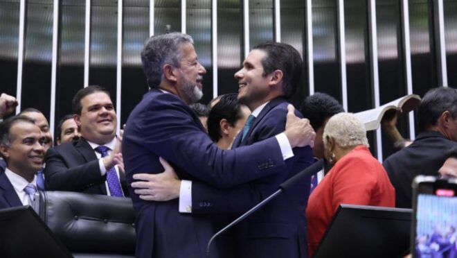 Lira mantém influência política enquanto projeto do novo IR segue indefinido