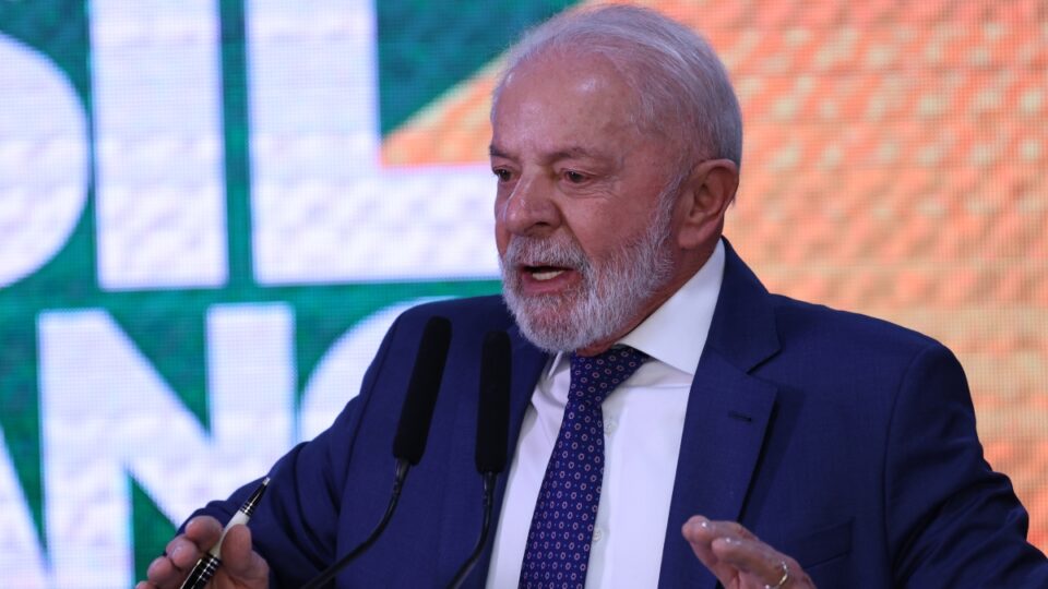 Lula reclama de foto de homem negro sem dentes em propaganda do governo; oposição vê racismo na fala