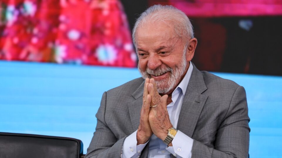 Desaprovação de Lula diminui, mas ainda supera aprovação