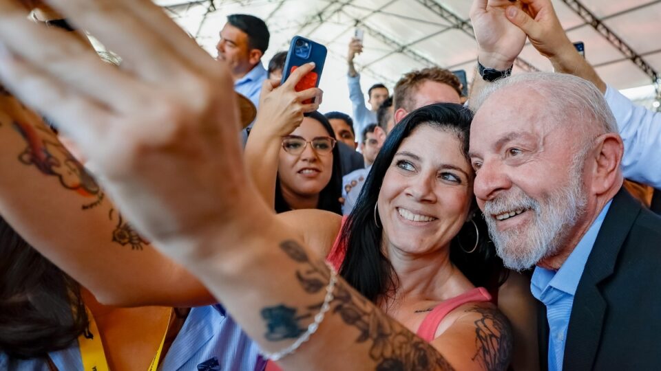 Desaprovação ao governo Lula diminui, mas ainda supera aprovação