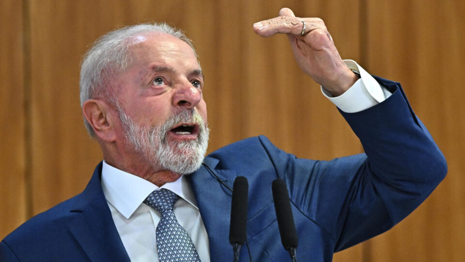 Com atraso e setores demitindo, governo tenta fechar plano contra tarifaço de Trump