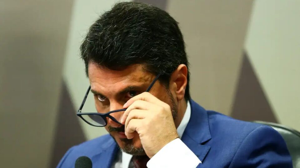 Senador Marcos do Val publica vídeo com tornozeleira e desafia STF