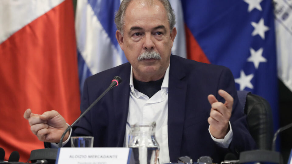 Mercadante presenteia ex-vice dos EUA com café e faz piada sobre tarifaço
