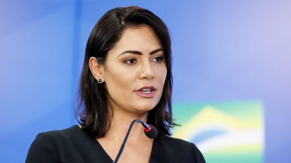 Bolsonaro foi “tirado da tomada” com prisão domiciliar, lamenta Michelle