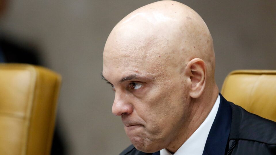 Alexandre de Moraes manda segurança checar celular de advogado durante audiência
