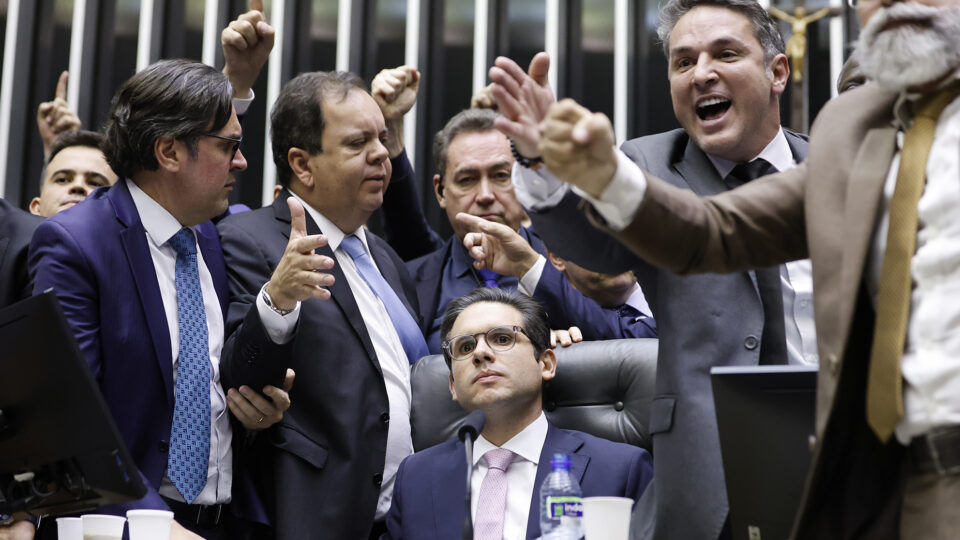 Oposição ganha apoio de partidos do Centrão por anistia e foro; entenda o que falta para votação