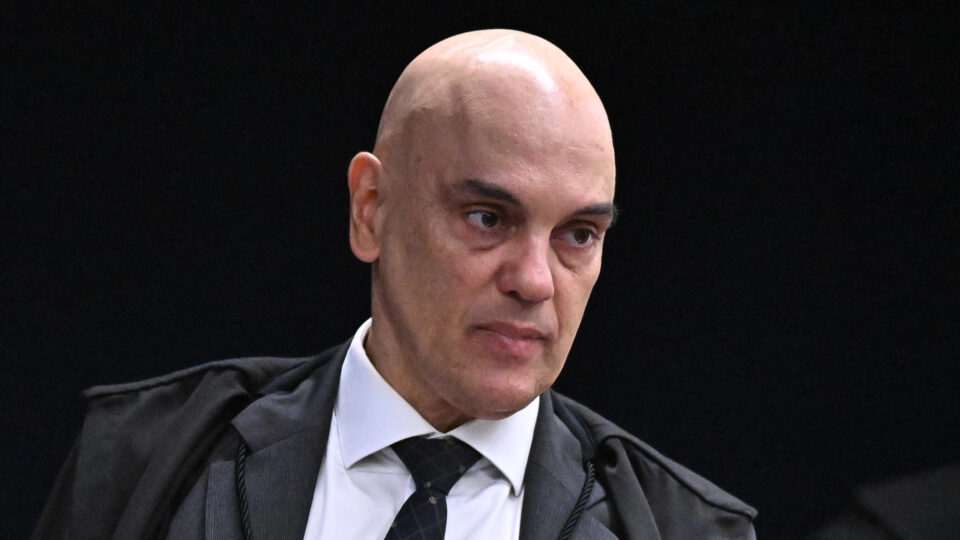 Em entrevista ao Washington Post, Moraes desafia sanções e afirma que não vai “recuar um milímetro”