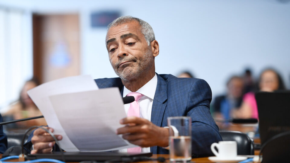 Romário reage à pressão por impeachment de Moraes
