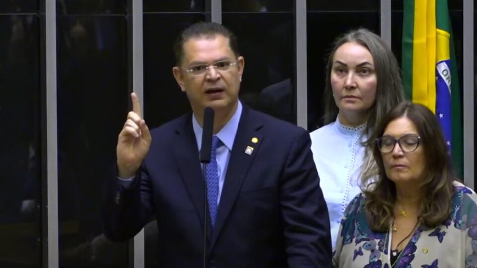 Sóstenes pede desculpas a Motta por dizer que negociou projetos para desocupar Câmara
