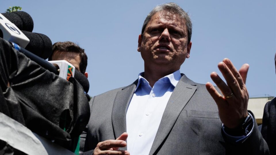 Tarcísio reafirma candidatura à reeleição em SP após críticas de Carlos e Eduardo Bolsonaro