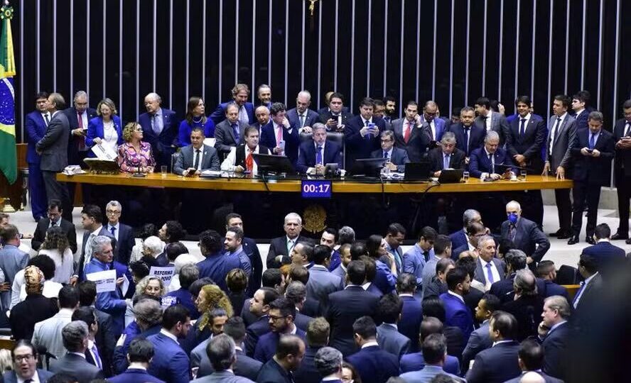 Câmara aprova urgência para projeto que amplia isenção do Imposto de Renda