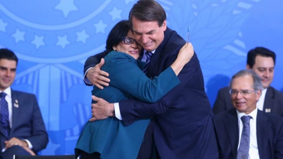 Moraes autoriza visita de Damares a Bolsonaro antes do julgamento
