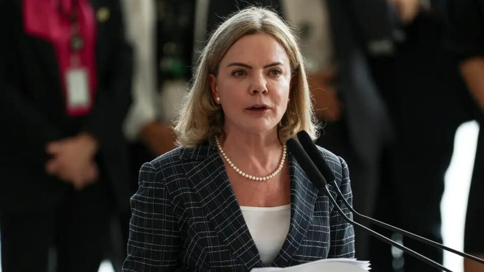 “Quer dar presente a Trump”, diz Gleisi Hoffmann sobre pressão de Tarcísio para anistia