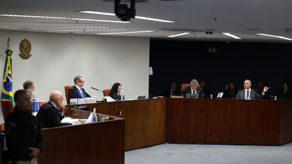 Dino ironiza sanções contra Moraes: “Alguém acredita que o Mickey vai mudar o julgamento?”