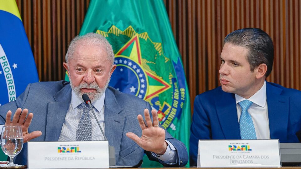Motta anuncia deputados que analisarão medidas provisórias de Lula sobre tarifaço e gás