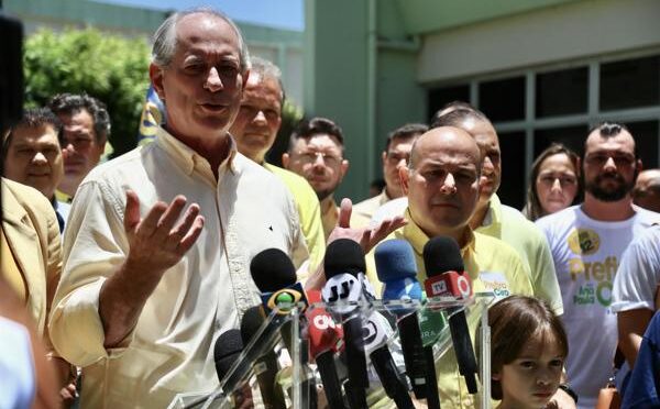 Ciro Gomes assina filiação ao PSDB ao lado de deputado do PL