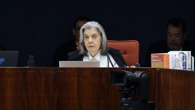 Cármen Lúcia corrige advogado e diz que TSE não cogitou voto impresso