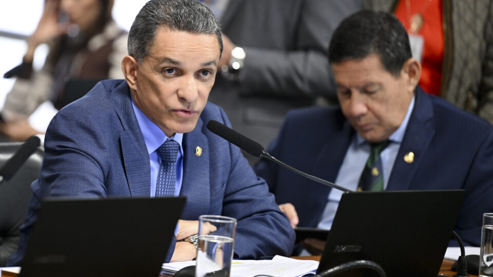 Senador de direita elogia possível candidato de Lula ao Supremo Tribunal Federal