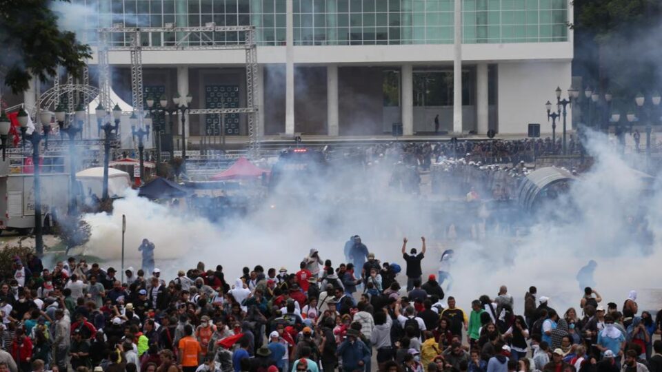 Estado deve pagar por danos causados por policiais em protestos, decide STF