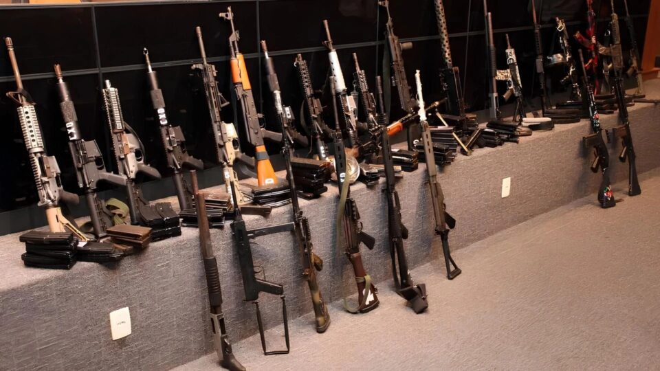 Operação no Rio de Janeiro expõe poderio bélico e organização das facções criminosas