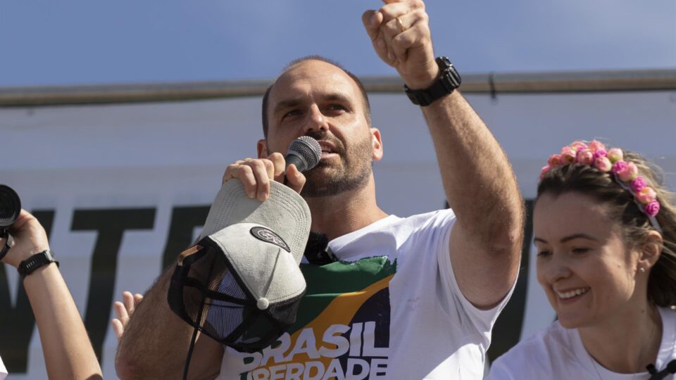 Câmara dos Deputados arquiva processo e decide manter o mandato de Eduardo Bolsonaro